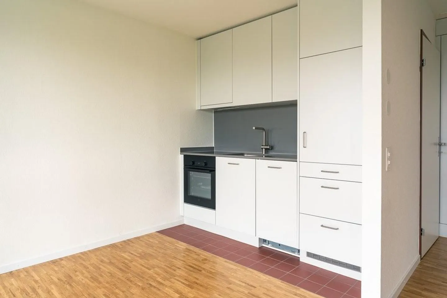 RENT WITHOUT DEPOSIT Newly renovated and centrally located apartment - Photo 2 of 6