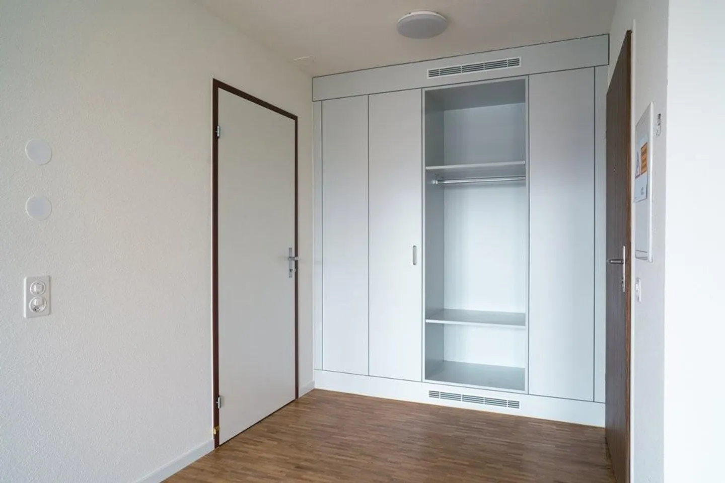 RENT WITHOUT DEPOSIT Newly renovated and centrally located apartment - Photo 5 of 6