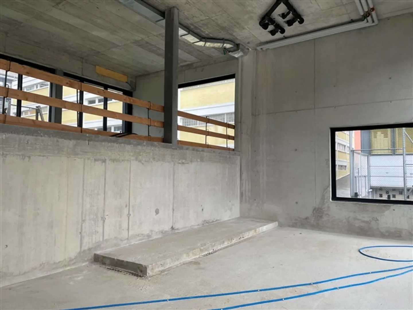 Espace unique et lumineux de 99 m2 sur 2 niveaux idéal pour atelier, showroom, bureau ou plus - Photo 5 sur 8