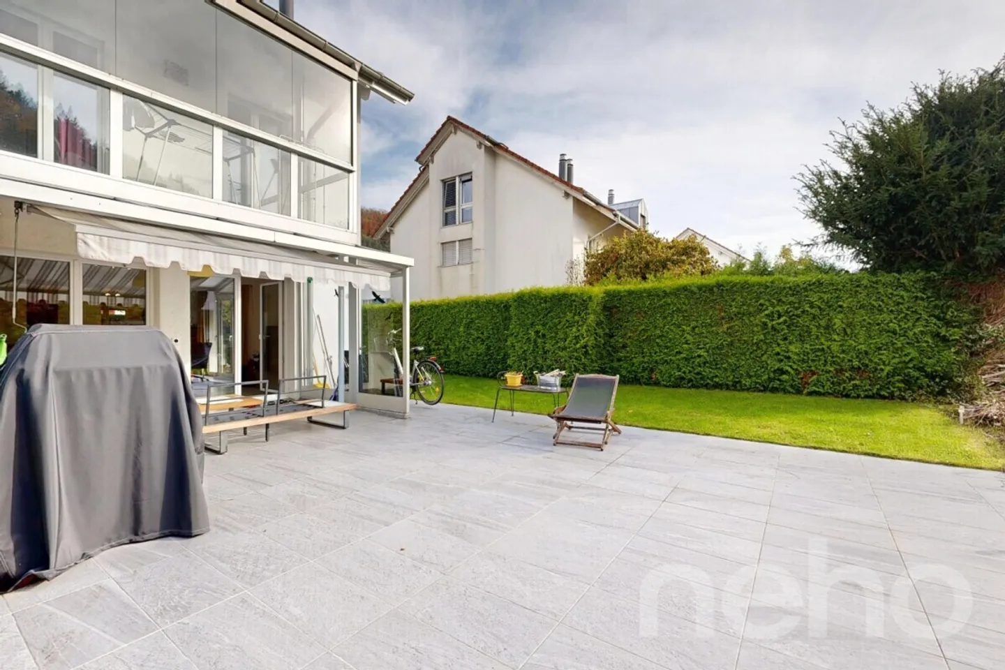 Maison de ville d'angle bien entretenue avec jardin, garage et confort moderne - Photo 4 sur 12