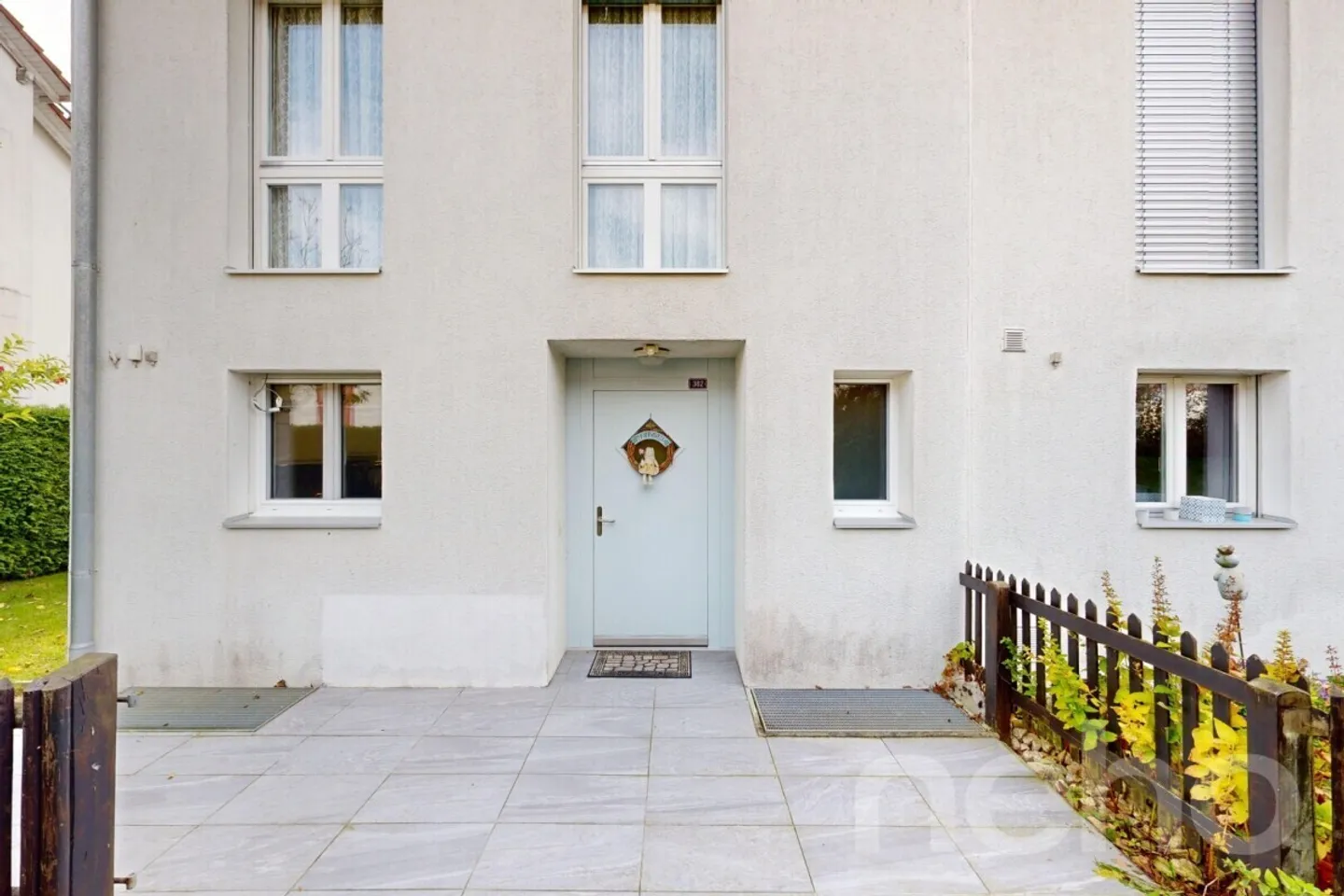 Maison de ville d'angle bien entretenue avec jardin, garage et confort moderne - Photo 2 sur 12