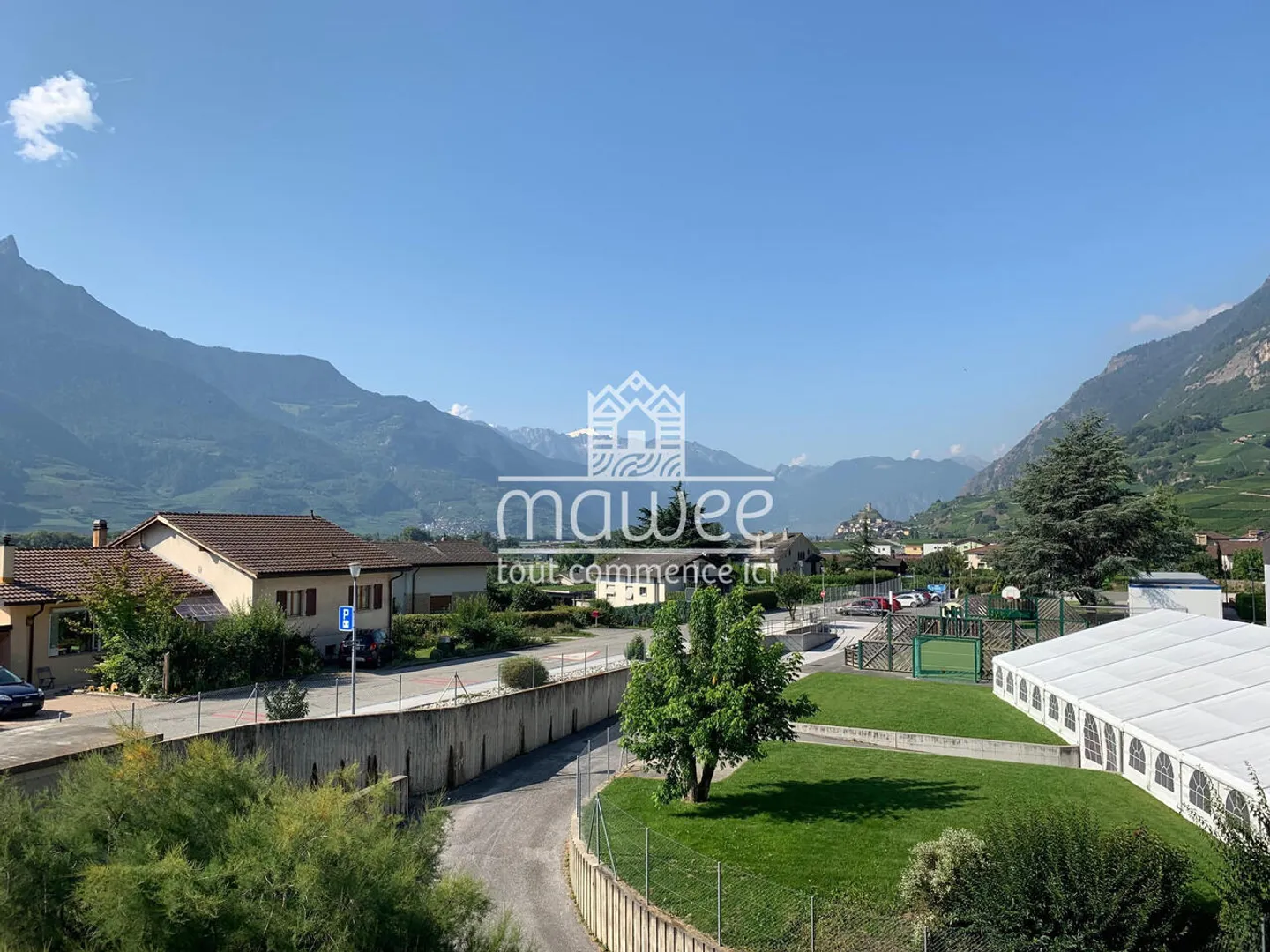 Bright apartment with balcony and view of the Rhône plain - Photo 1 of 8