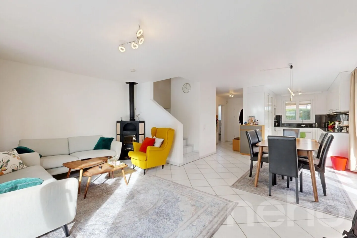 Maison de ville d'angle bien entretenue avec jardin, garage et confort moderne - Photo 9 sur 12