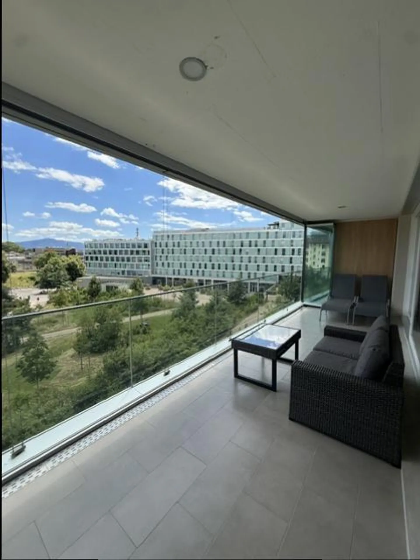 Appartement spacieux avec loggia - Photo 3 sur 6