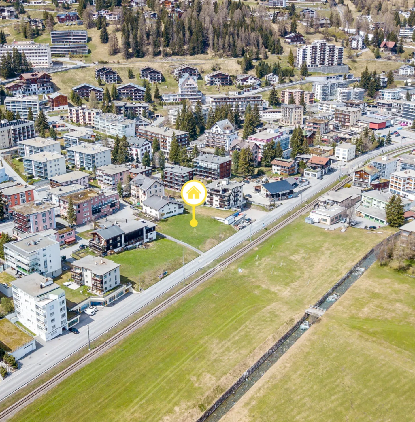 Exklusives Grundstück mit Mehrfamilienhaus in Davos Dorf - Photo 2 sur 5