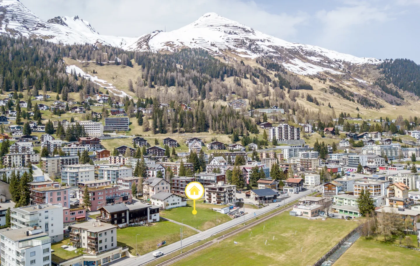 Exklusives Grundstück mit Mehrfamilienhaus in Davos Dorf - Photo 1 sur 5