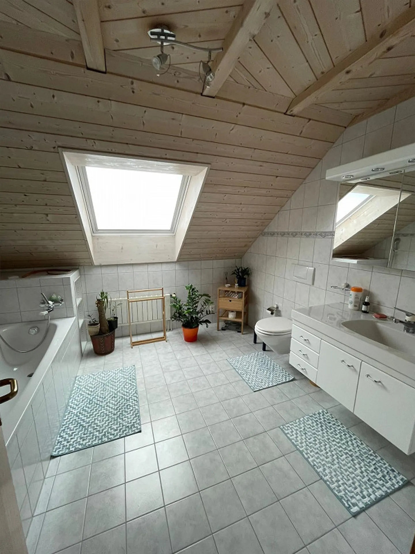Charming 2.5-room attic apartment in a quiet location of Lieli LU - Photo 6 of 7