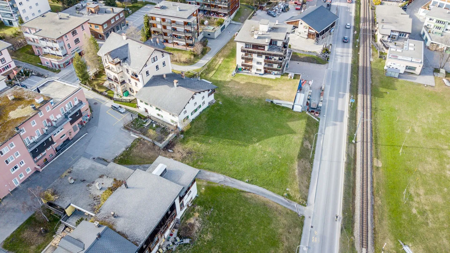 Exklusives Grundstück mit Mehrfamilienhaus in Davos Dorf - Photo 3 sur 5