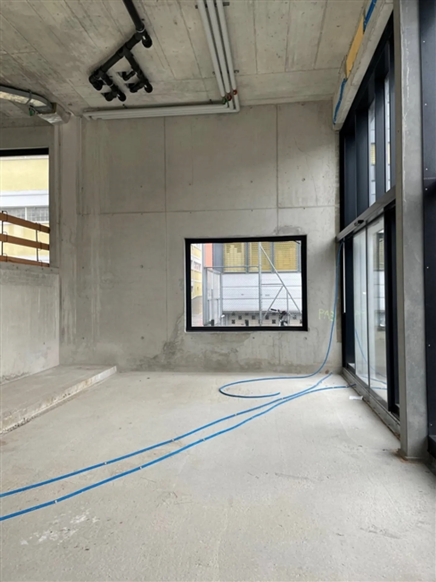 Espace unique et lumineux de 99 m2 sur 2 niveaux idéal pour atelier, showroom, bureau ou plus - Photo 7 sur 8