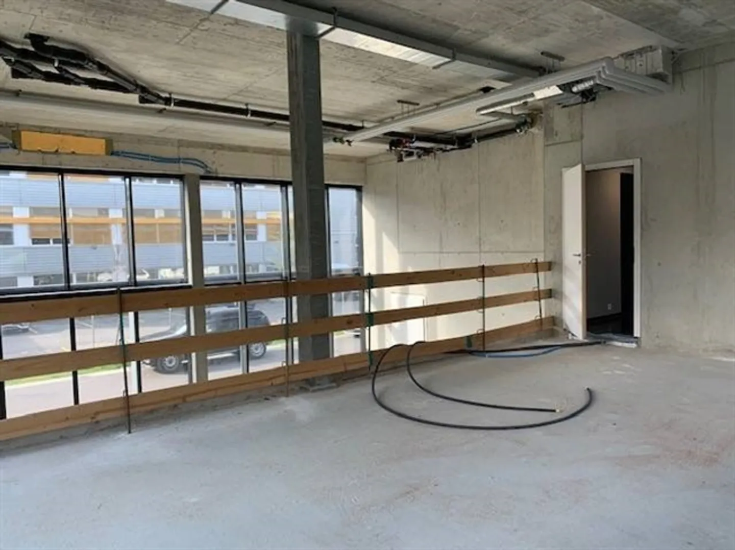 Espace unique et lumineux de 99 m2 sur 2 niveaux idéal pour atelier, showroom, bureau ou plus - Photo 6 sur 8