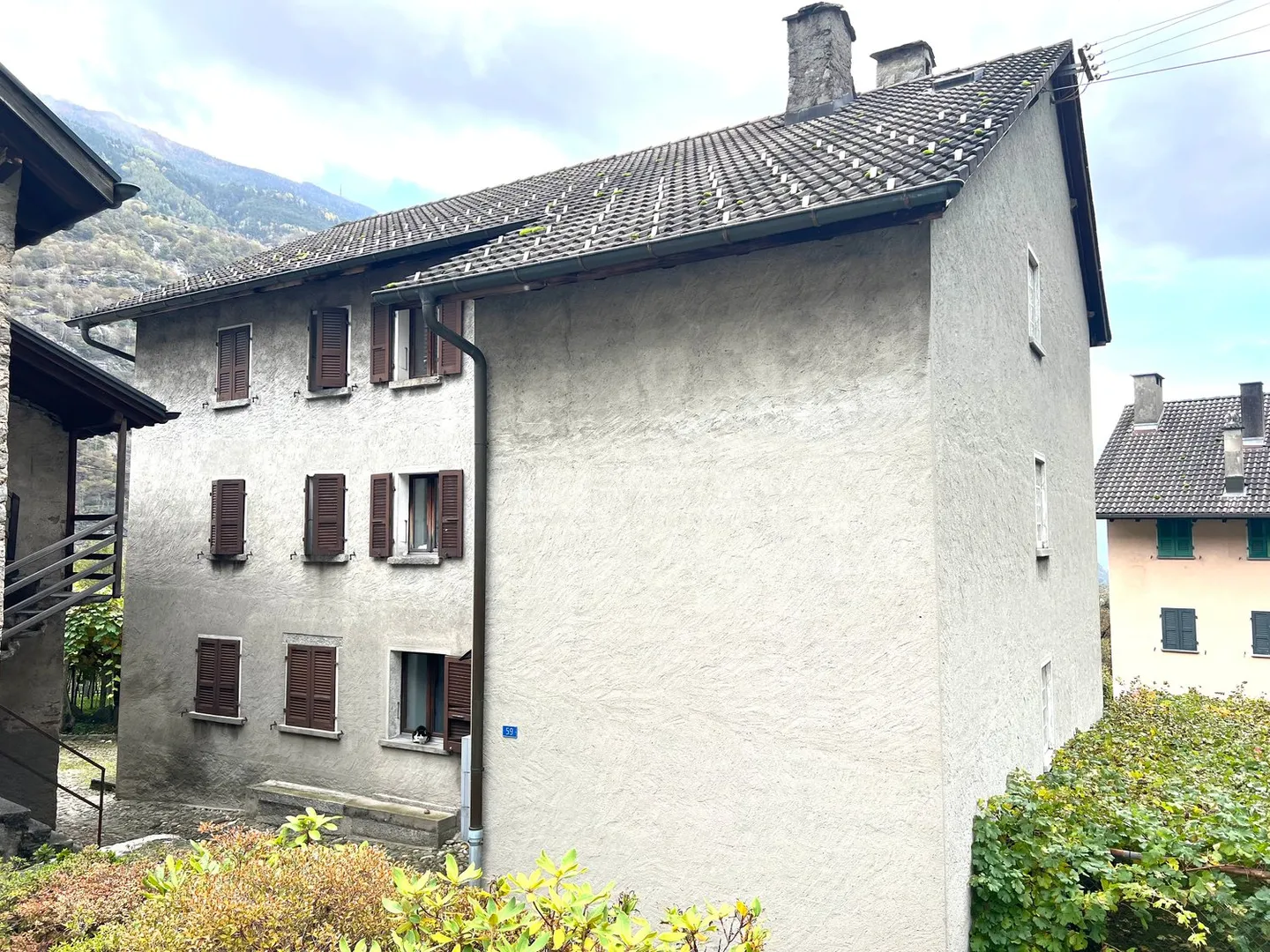 Maison flexible à deux familles avec potentiel à Giornico, Tessin - Photo 2 sur 7