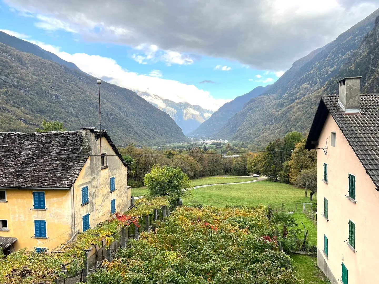 Maison flexible à deux familles avec potentiel à Giornico, Tessin - Photo 1 sur 7