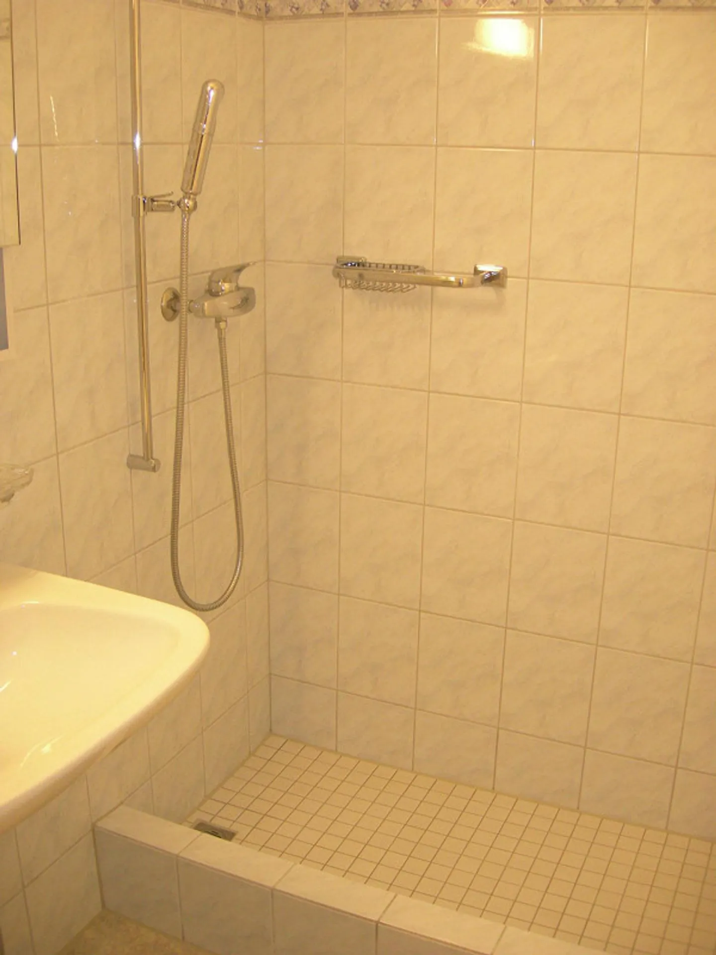 Temporary Old Building Apartment in Lucerne - Photo 3 of 9