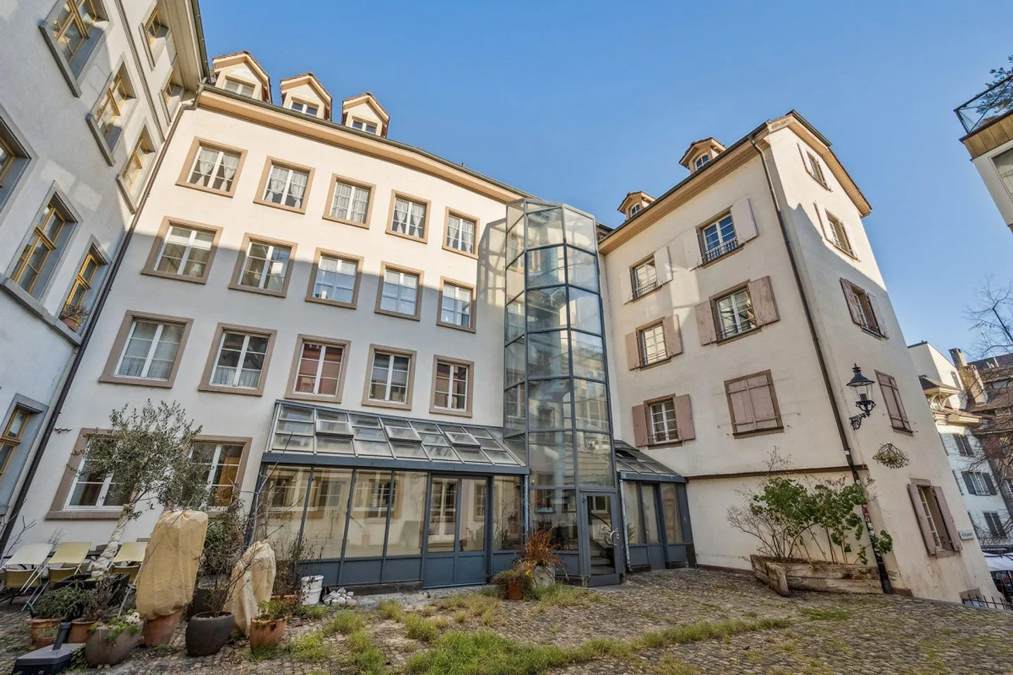 Spacious 4-room apartment with winter garden in Basel - Photo 1 of 11