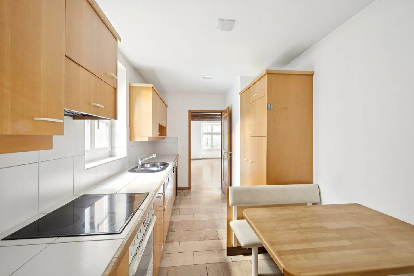 Spacious 4-room apartment with winter garden in Basel - Photo 3 of 11