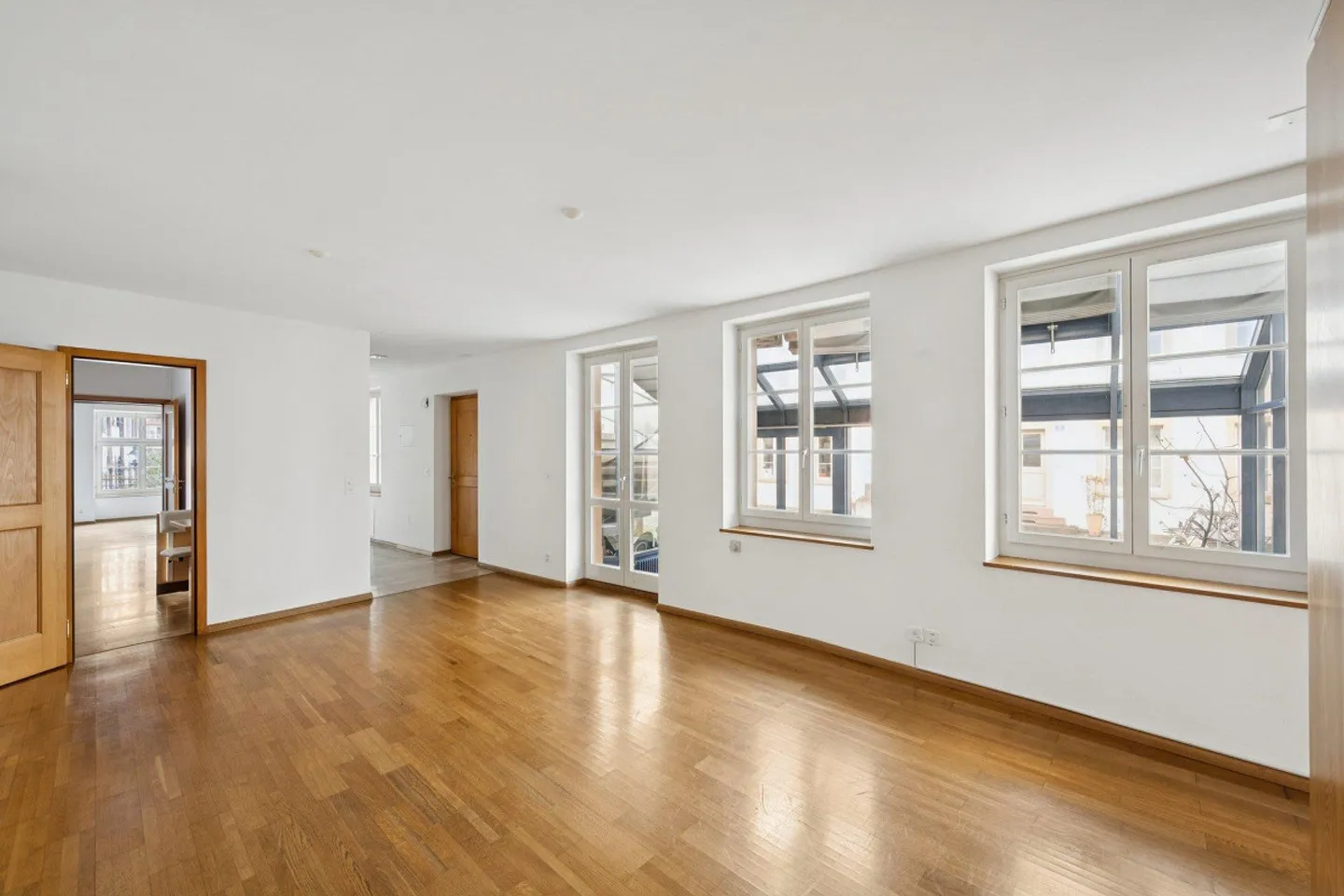 Spacious 4-room apartment with winter garden in Basel - Photo 5 of 11