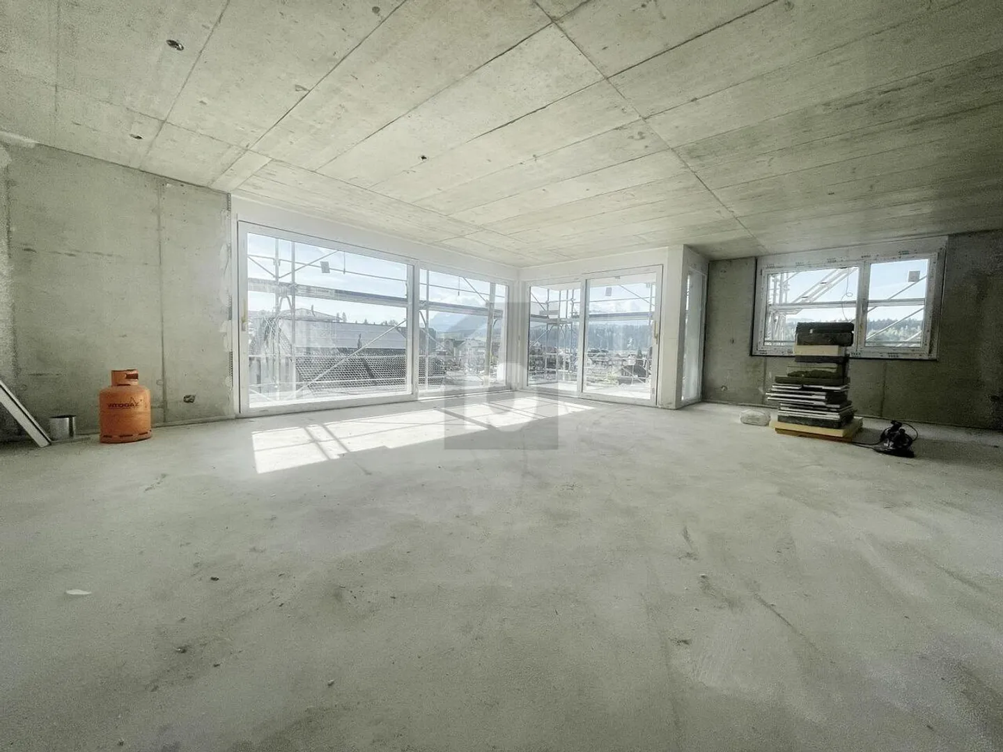 NOUVEAU BÂTIMENT AVEC VUE - Photo 2 sur 6
