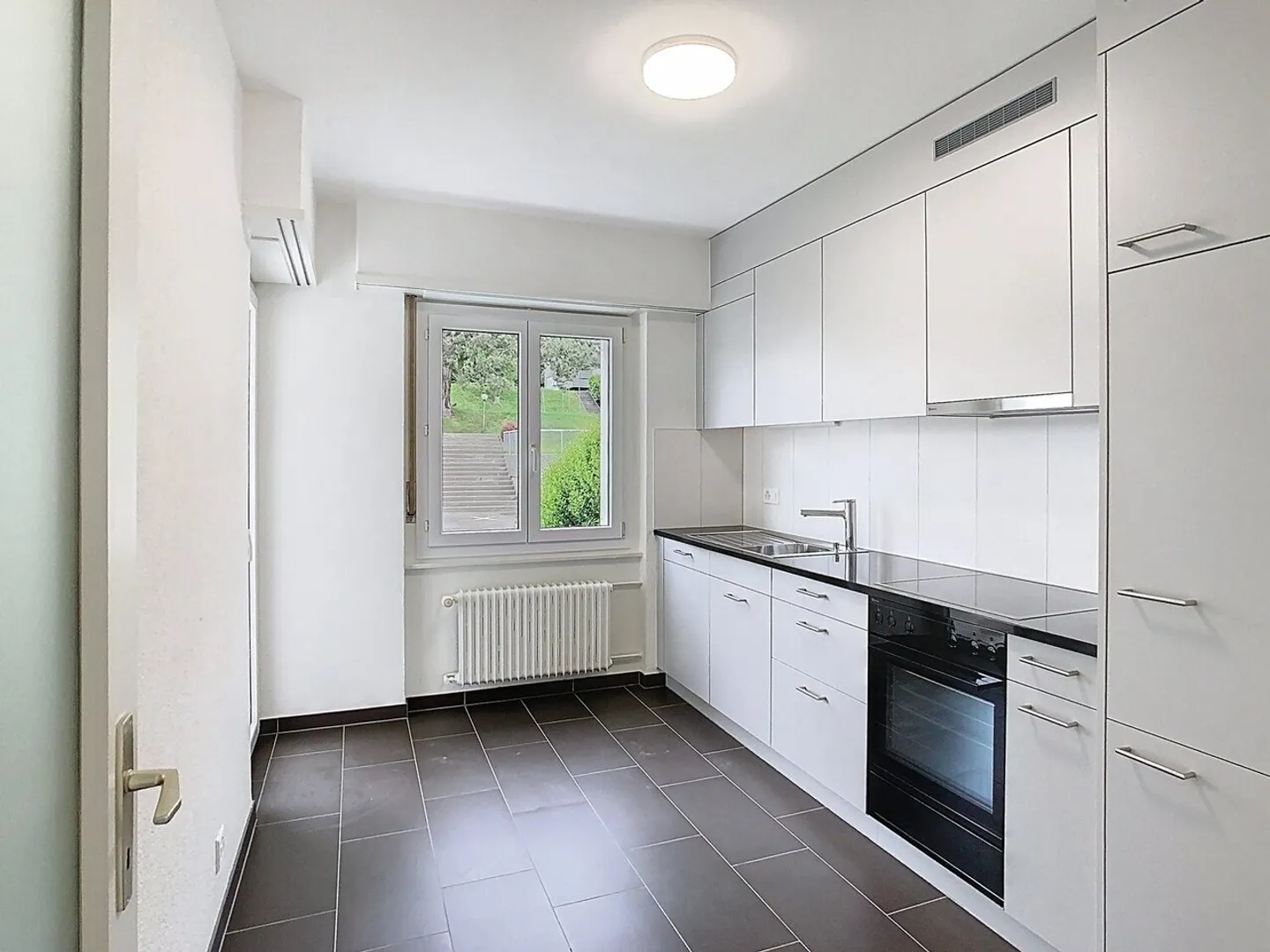 Lumineux logement traversant avec vue imprenable et deux balcons ! - Photo 1 sur 12