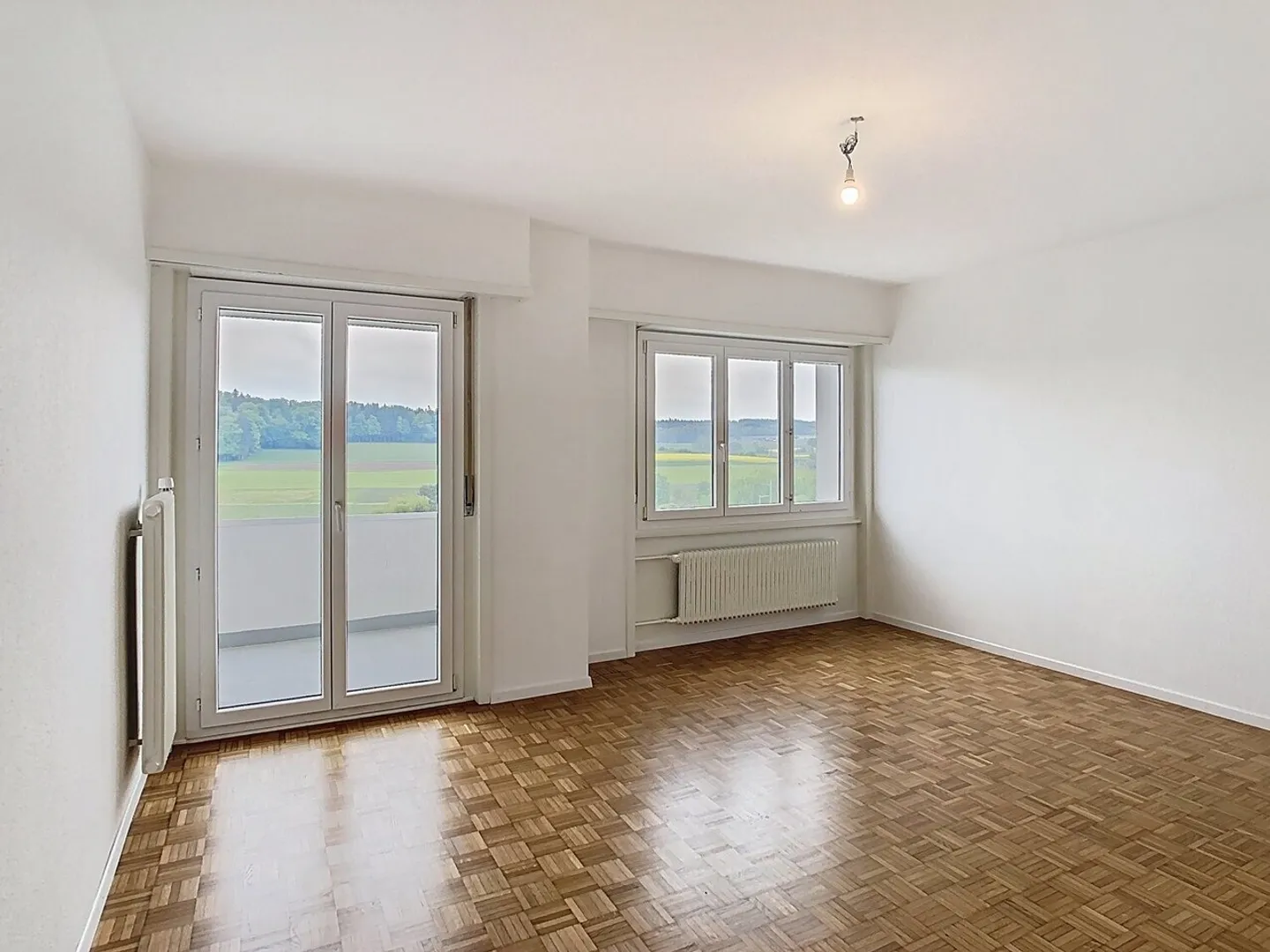 Lumineux logement traversant avec vue imprenable et deux balcons ! - Photo 3 sur 12