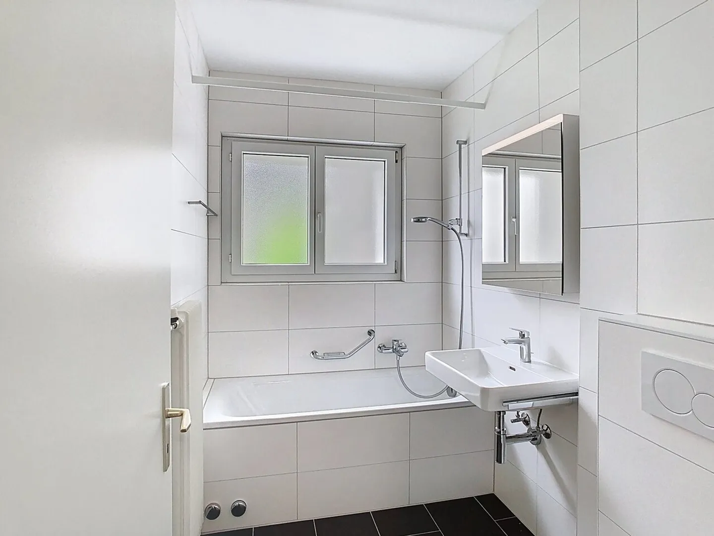 Lumineux logement traversant avec vue imprenable et deux balcons ! - Photo 7 sur 12