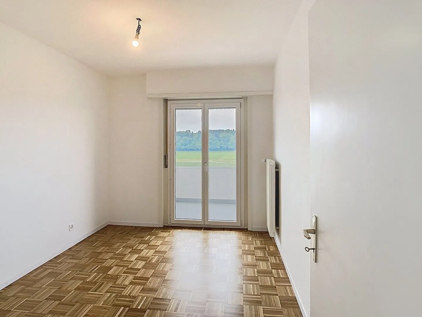 Lumineux logement traversant avec vue imprenable et deux balcons ! - Photo 5 sur 12