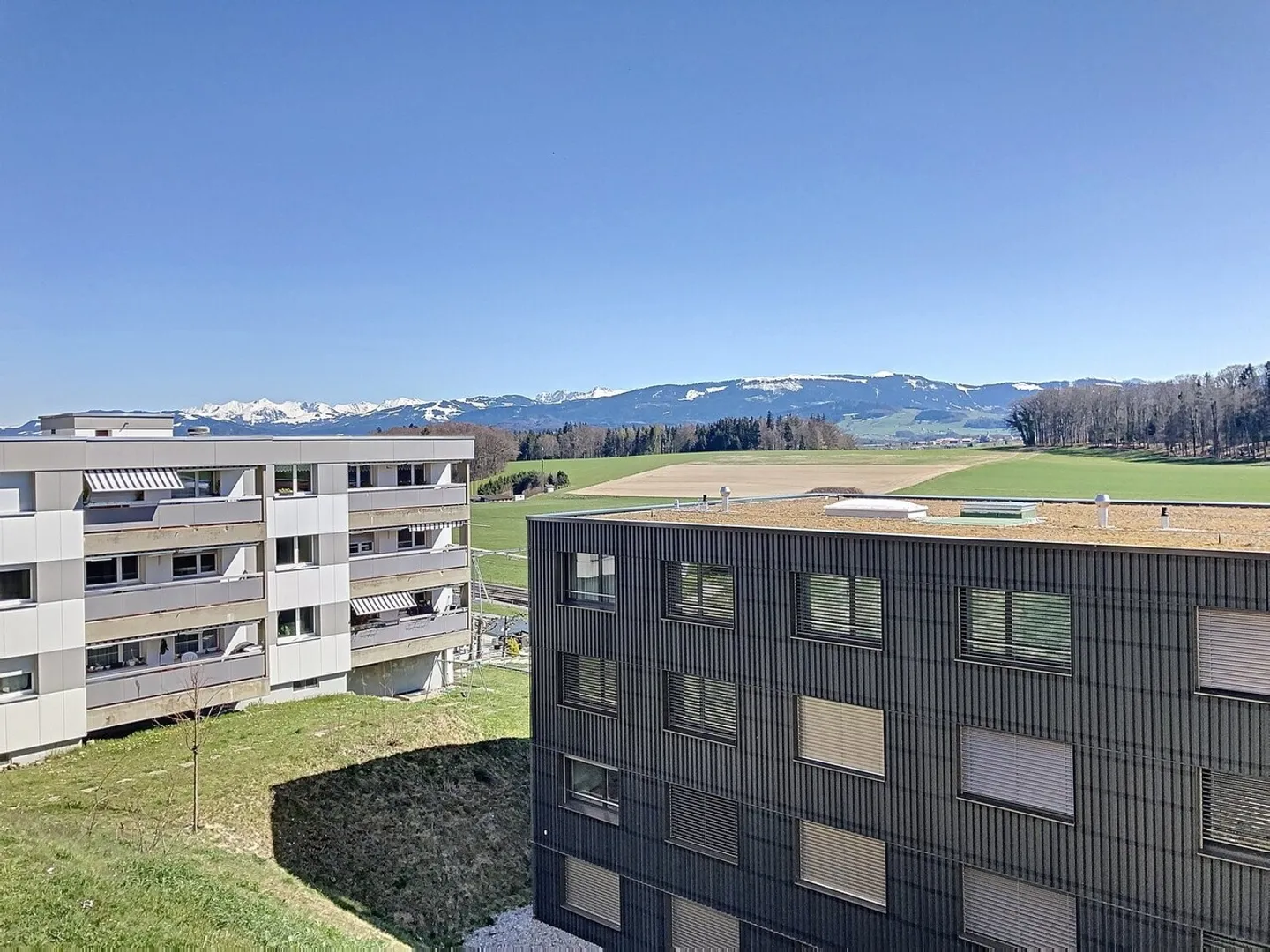 Lumineux logement traversant avec vue imprenable et deux balcons ! - Photo 8 sur 12