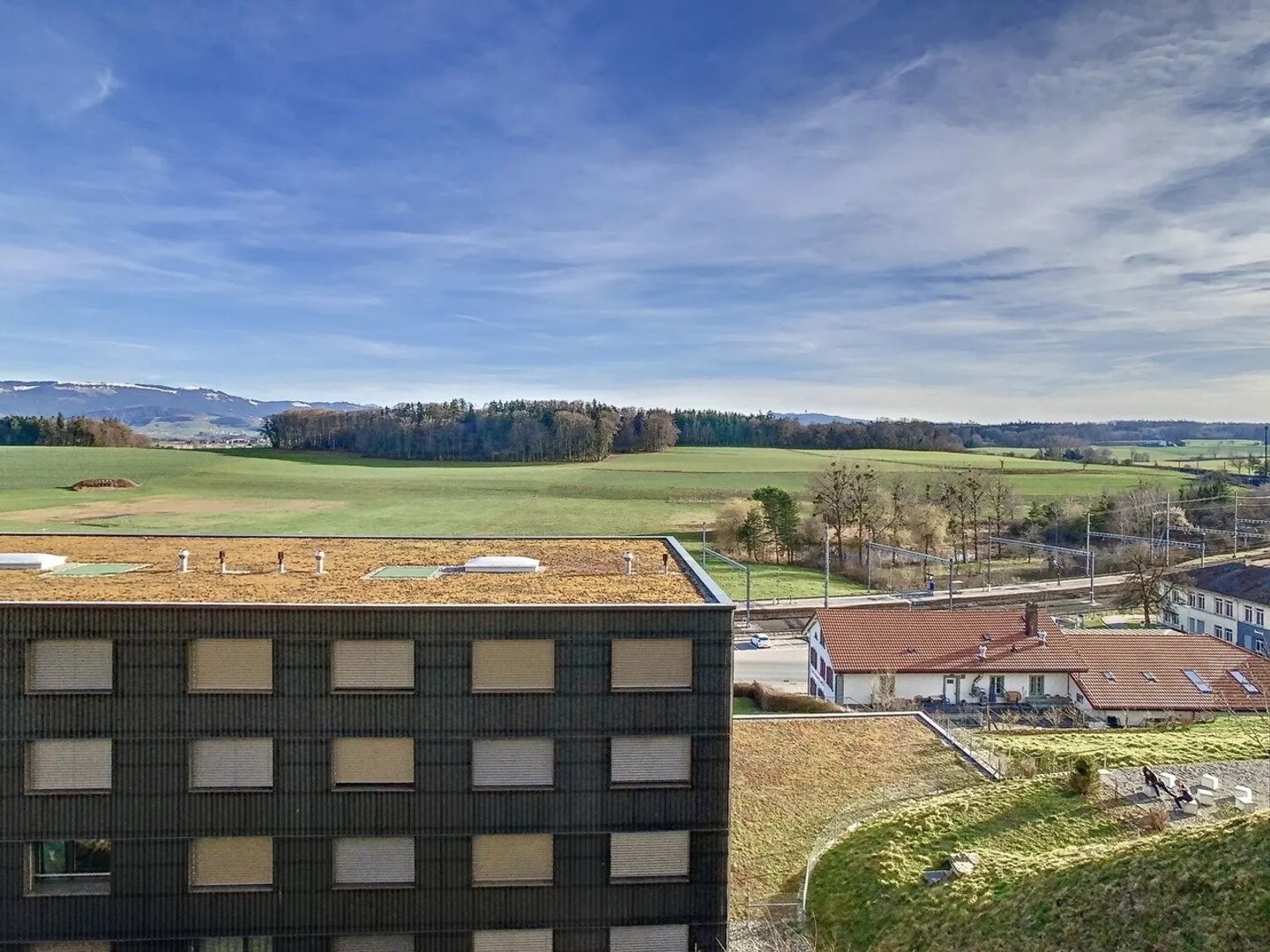 Lumineux logement traversant avec vue imprenable et deux balcons ! - Photo 9 sur 12
