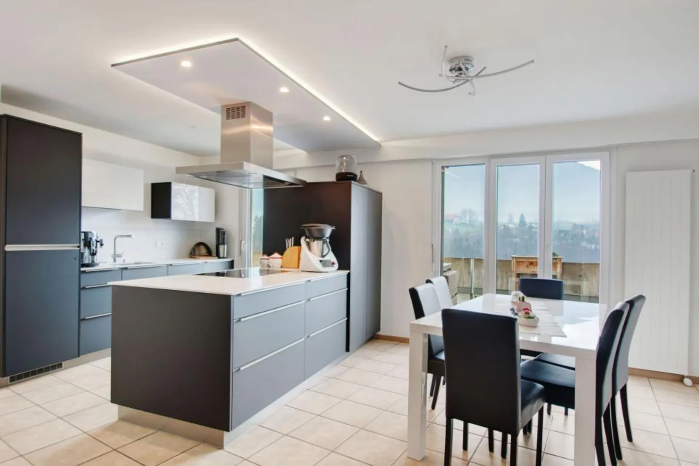 Magnifique appartement en penthouse de 5,5 pièces avec grande terrasse et vue imprenable ! - Photo 2 sur 13