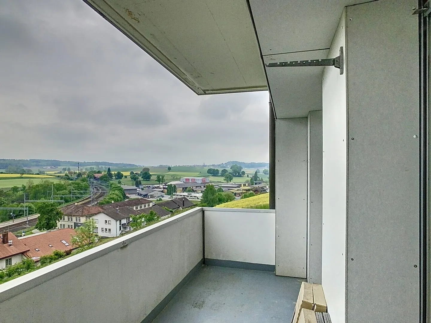 Lumineux logement traversant avec vue imprenable et deux balcons ! - Photo 11 sur 12