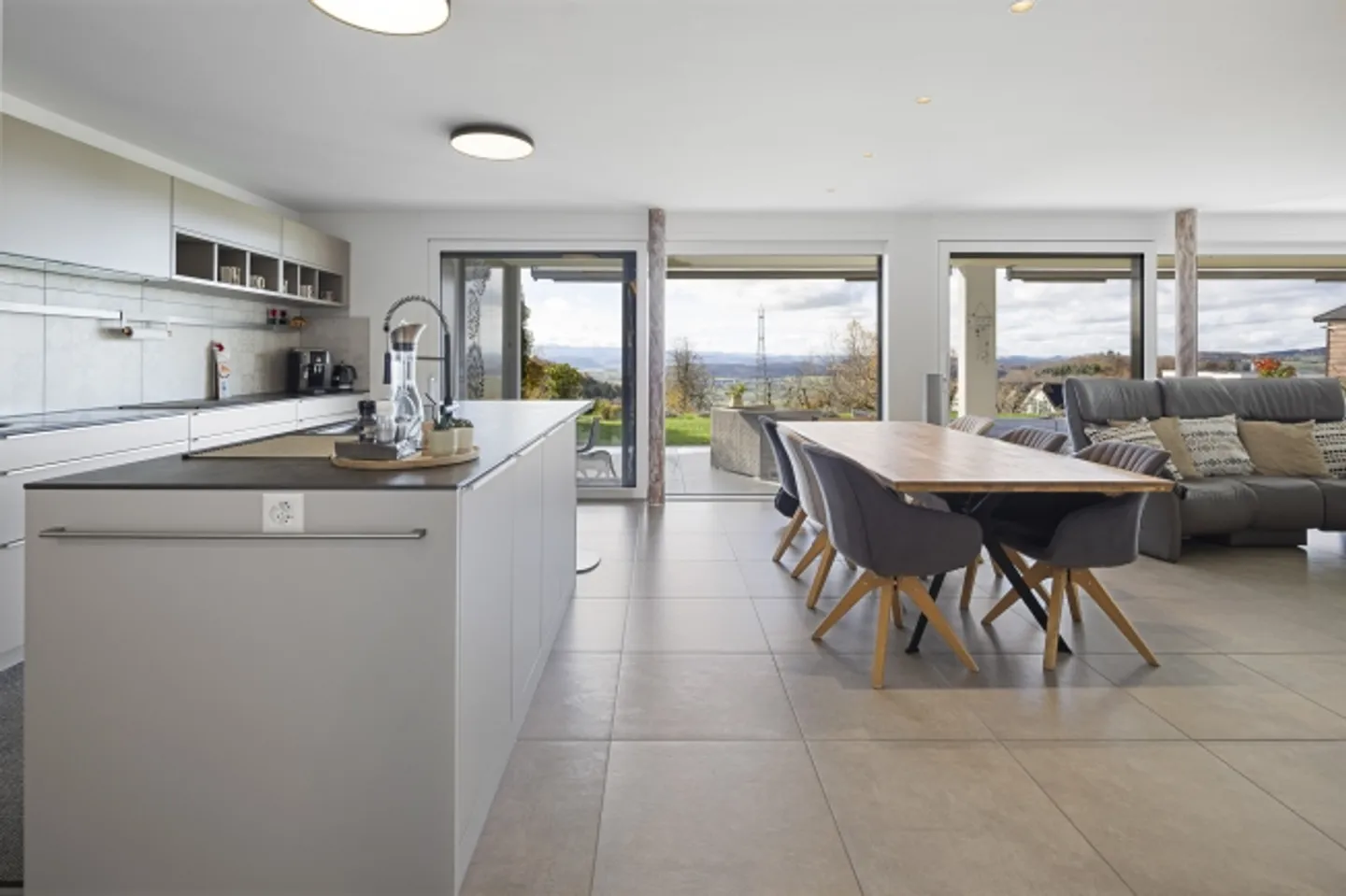 Maison de rêve moderne avec grande terrasse et vue dégagée - Photo 1 sur 15