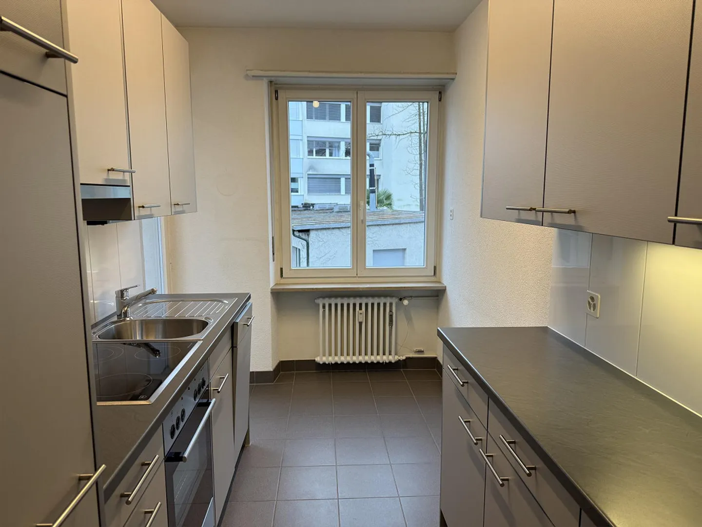 Close to the city and central - Photo 5 of 7