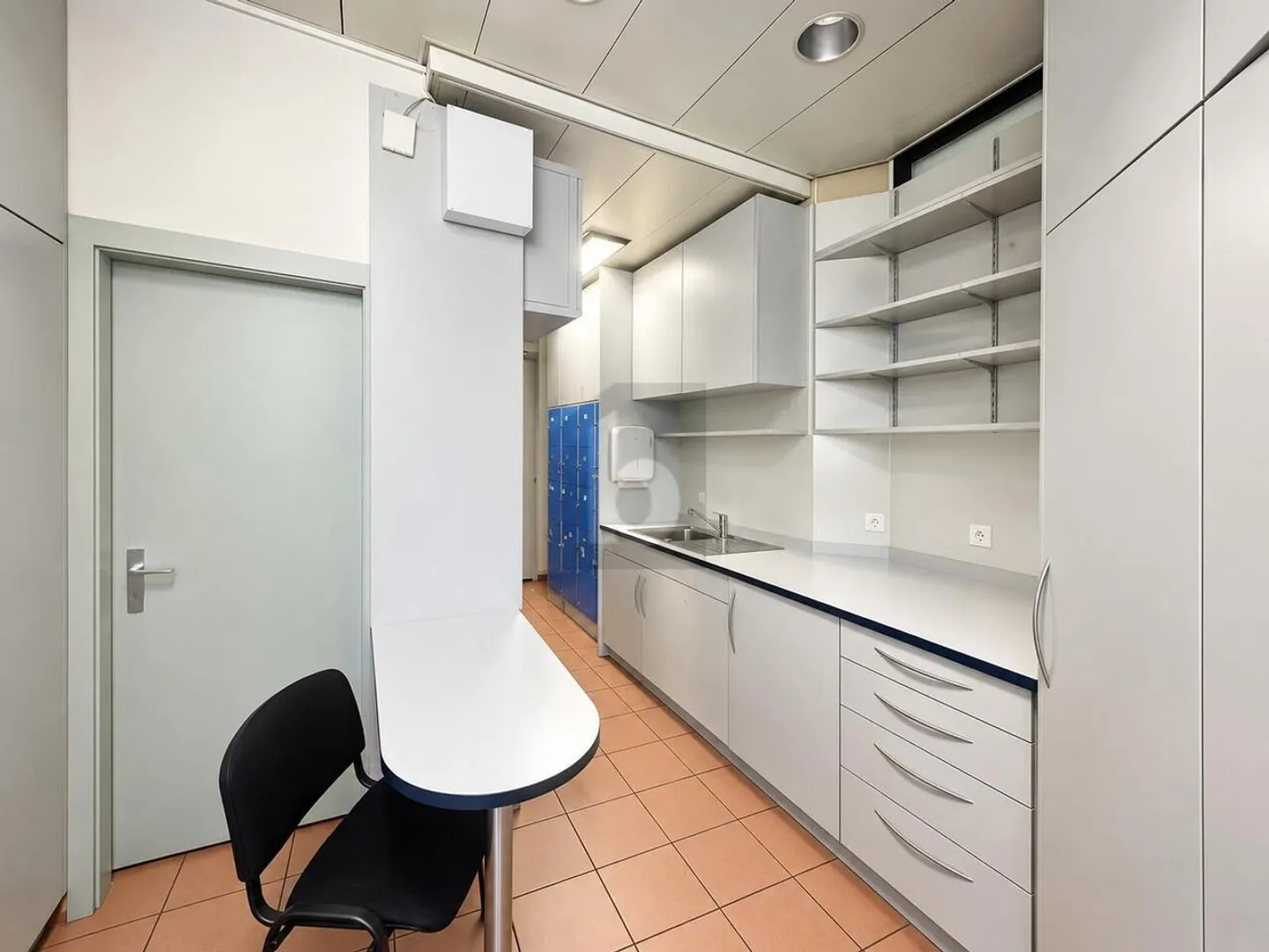 IDEAL LOCATION, SPACIOUS AND BRIGHT - Photo 5 of 6