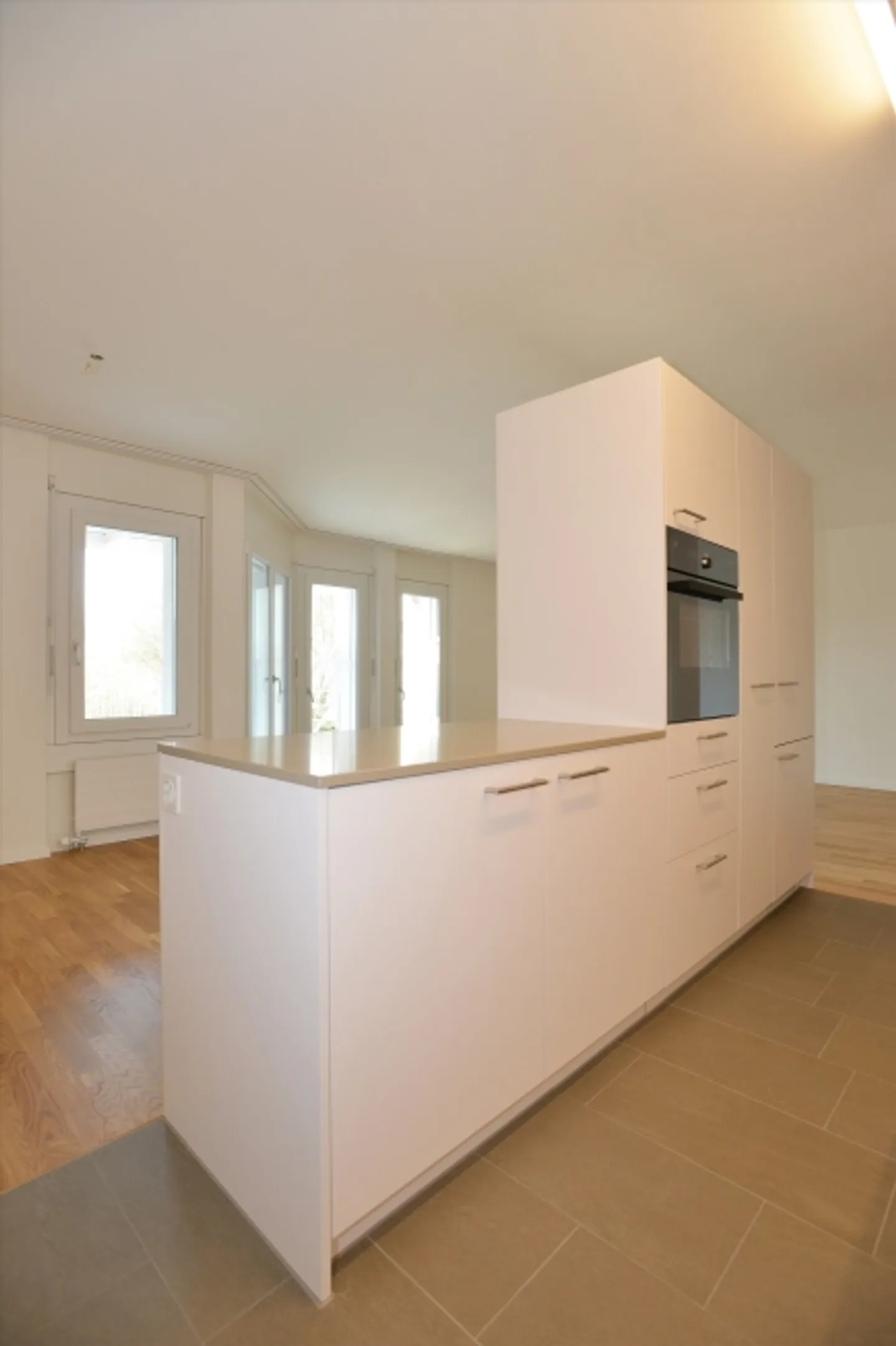 Charming Apartment with Balcony - Photo 2 of 11