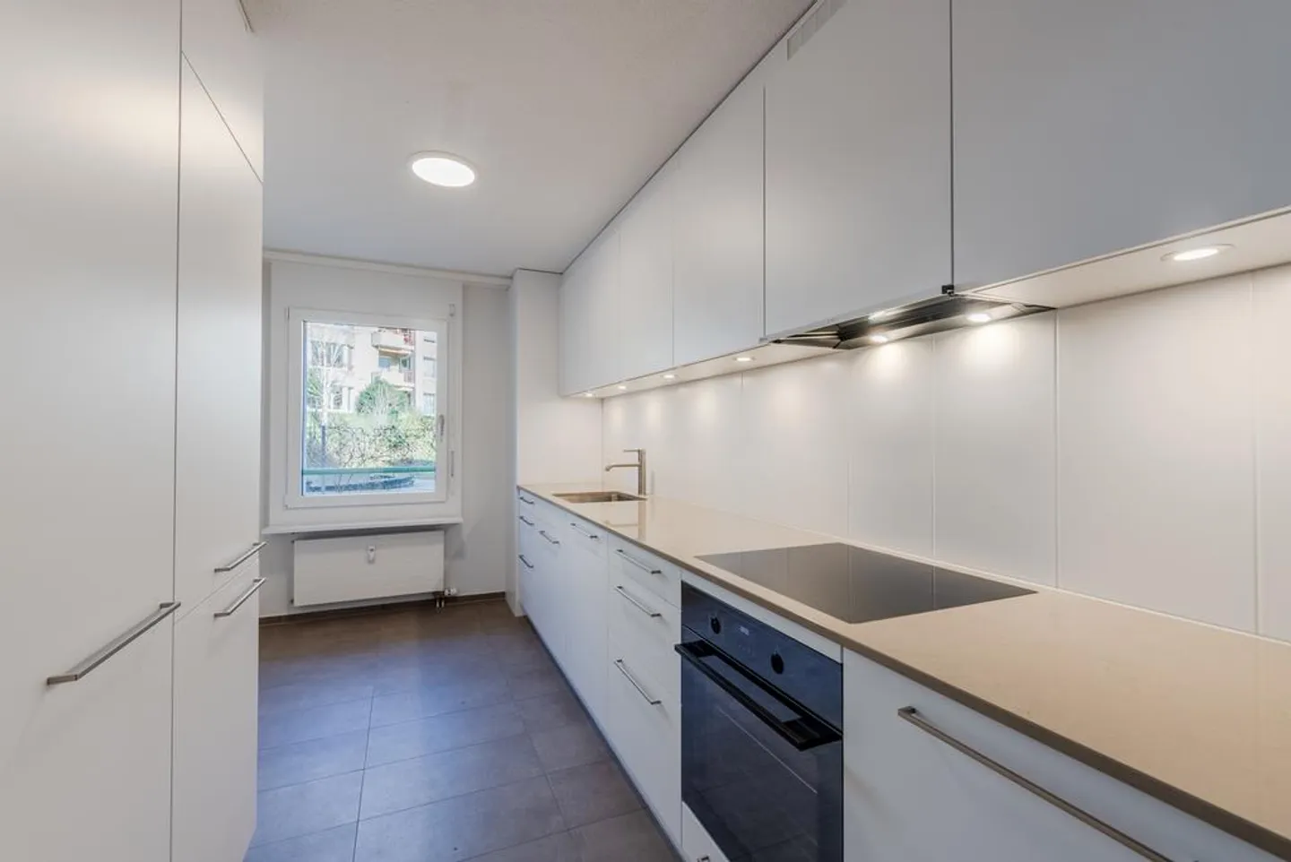 PREMIÈRE UTILISATION - Appartement moderne et rénové avec terrasse - Photo 2 sur 8