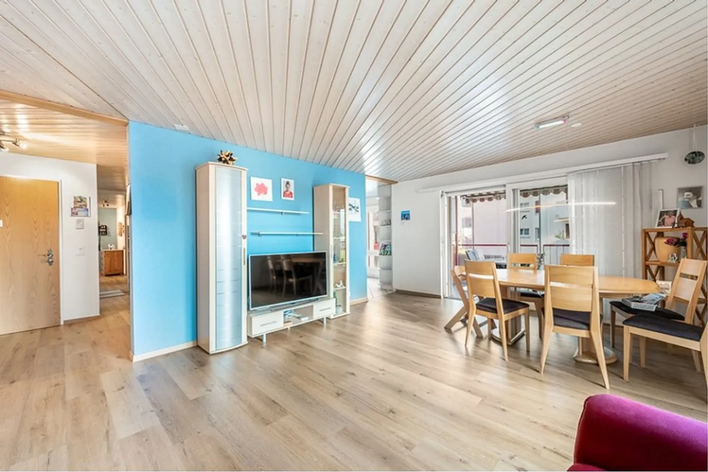 Beautiful 4½-room apartment with two balconies - Photo 2 of 13