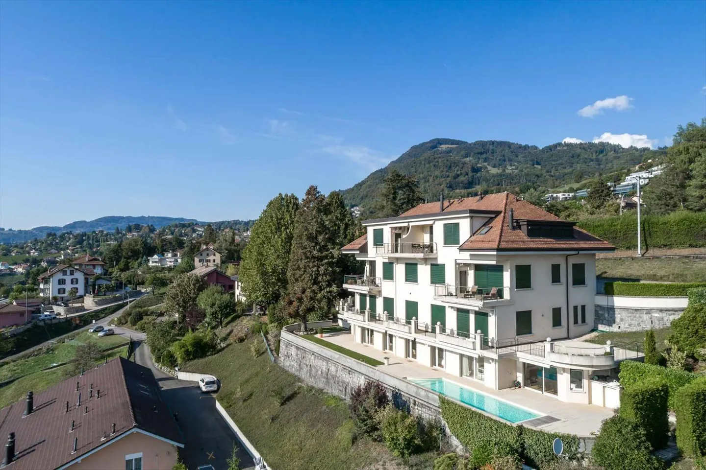 Piscina privata con vista panoramica sul lago - Foto 3 di 13