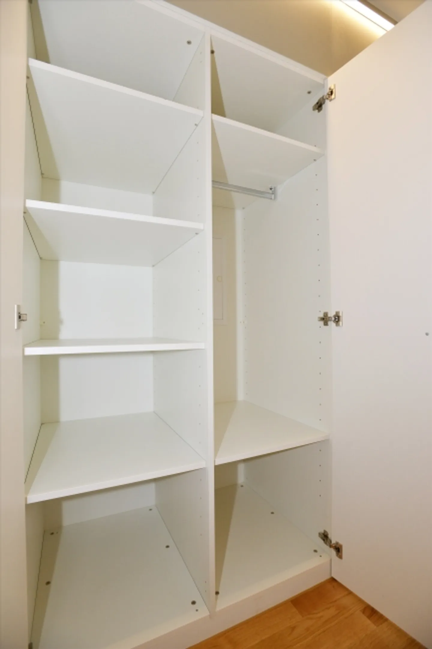 Charming Apartment with Balcony - Photo 10 of 11