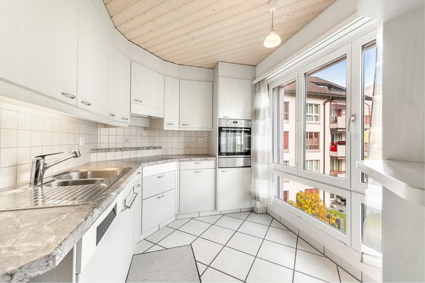 Beautiful 4½-room apartment with two balconies - Photo 4 of 13