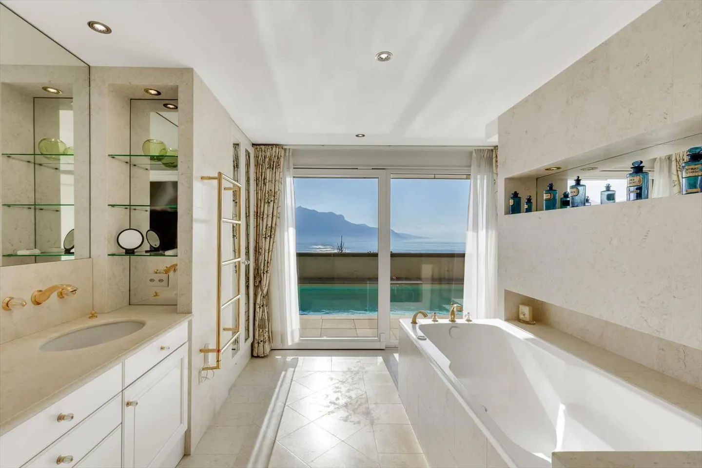 Piscina privata con vista panoramica sul lago - Foto 9 di 13