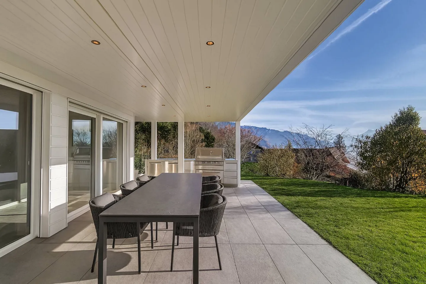 Beautiful individual property with a view of the lake and the mountains - Photo 3 of 12