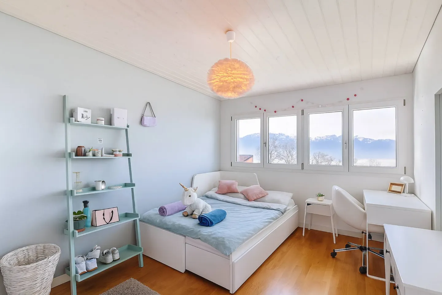 Beautiful individual property with a view of the lake and the mountains - Photo 10 of 12