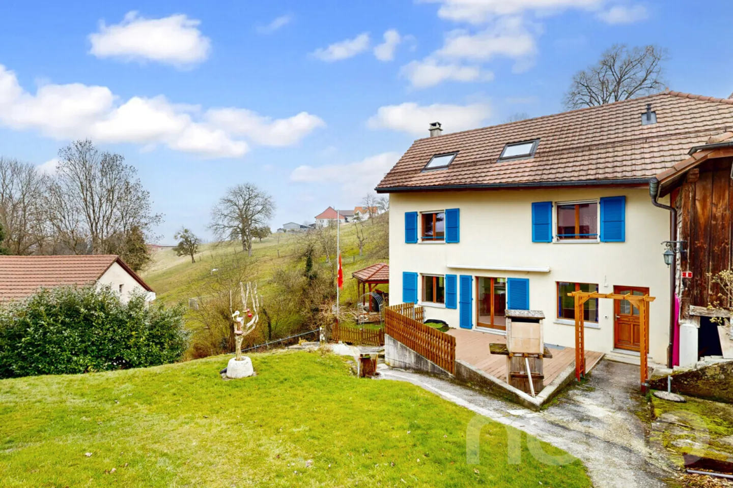 Magnificent individual villa with low charges and idyllic setting - Photo 3 of 12