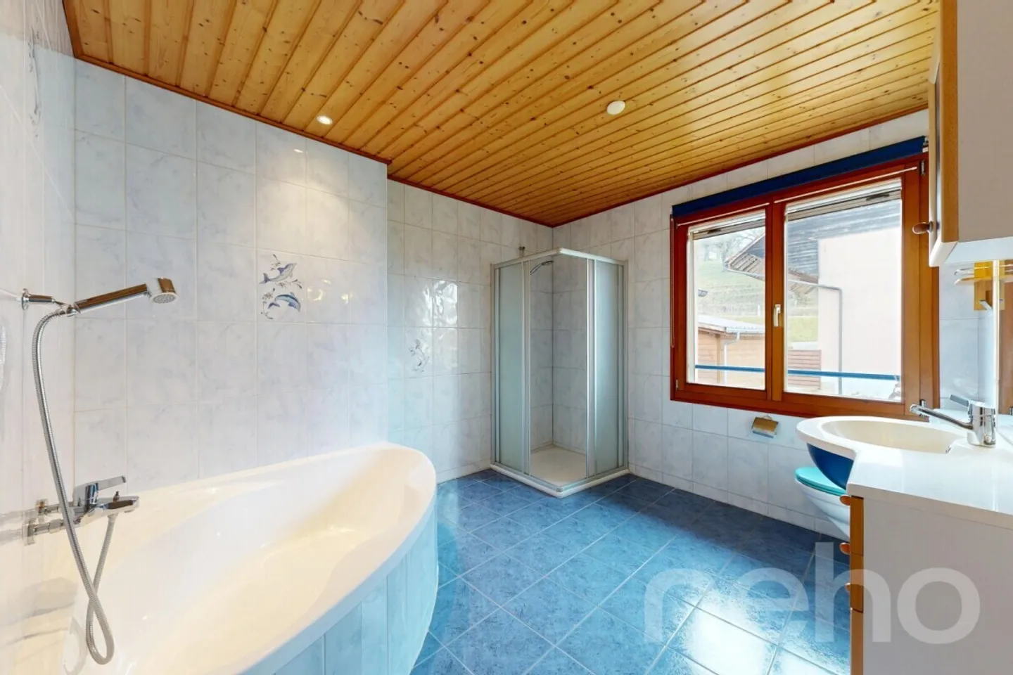 Magnificent individual villa with low charges and idyllic setting - Photo 9 of 12
