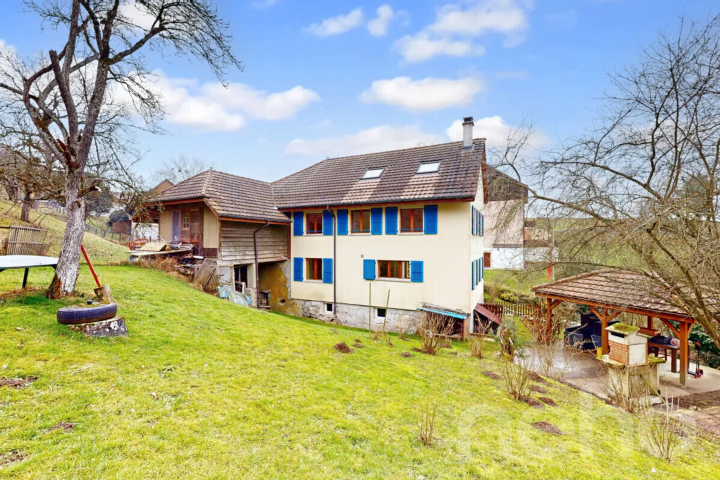 Magnificent individual villa with low charges and idyllic setting - Photo 1 of 12