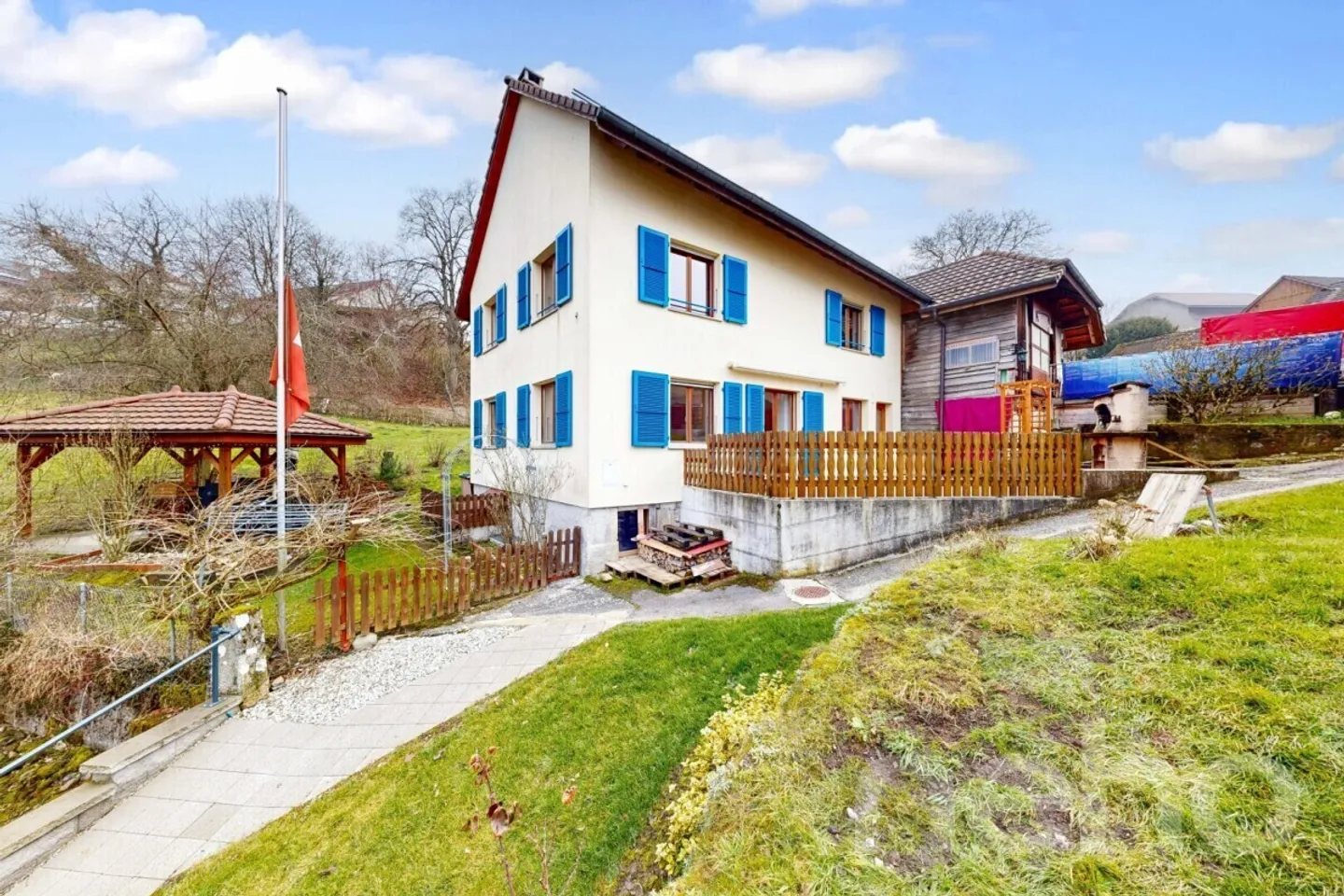 Magnificent individual villa with low charges and idyllic setting - Photo 2 of 12
