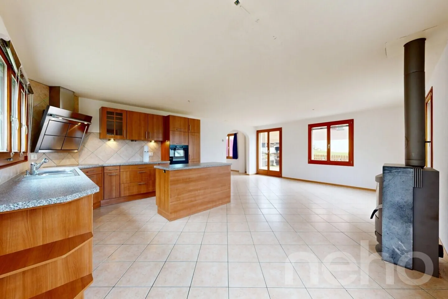 Magnificent individual villa with low charges and idyllic setting - Photo 4 of 12
