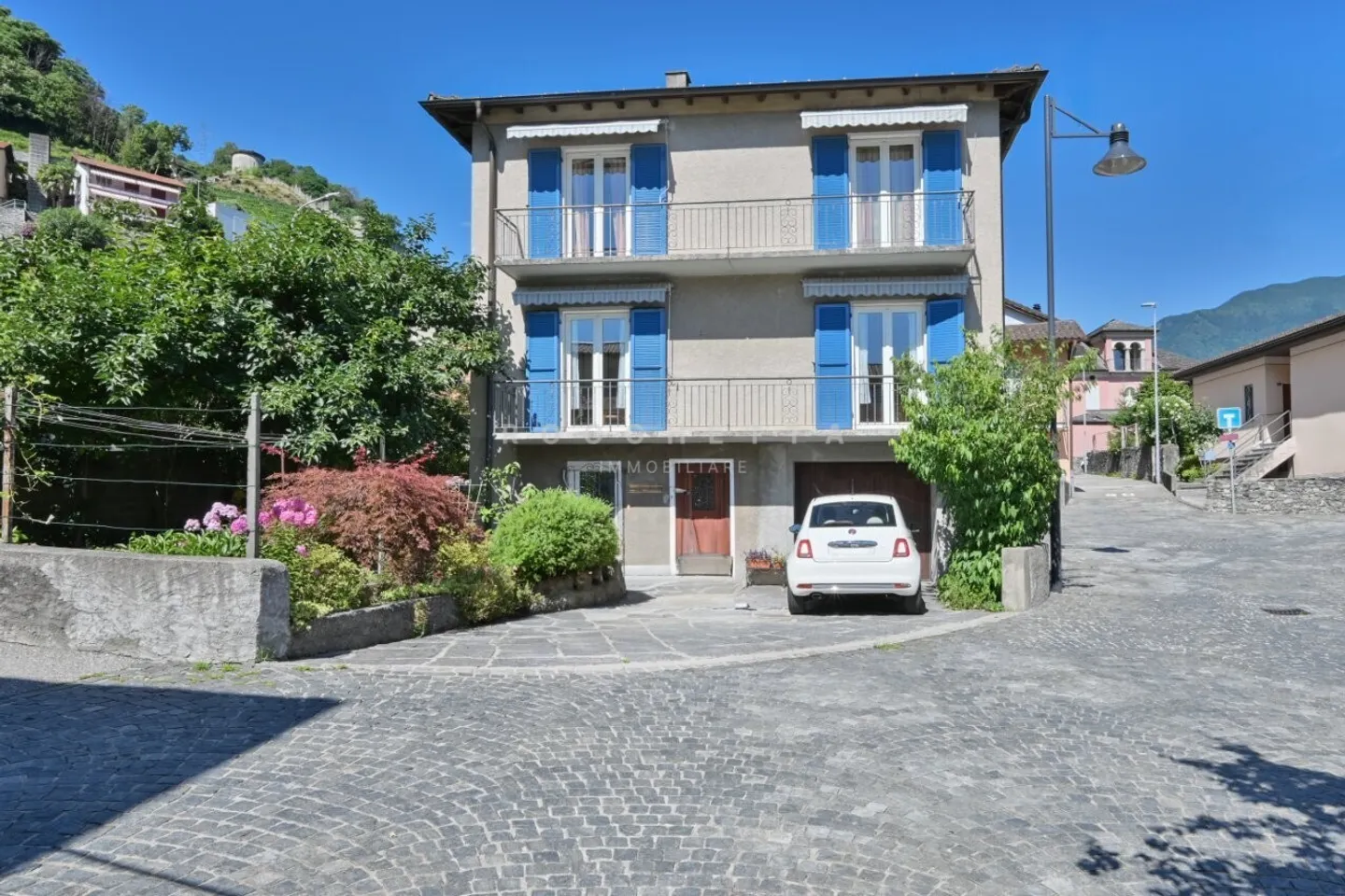 Maison jumelée dans le noyau avec un grand potentiel - Photo 1 sur 12