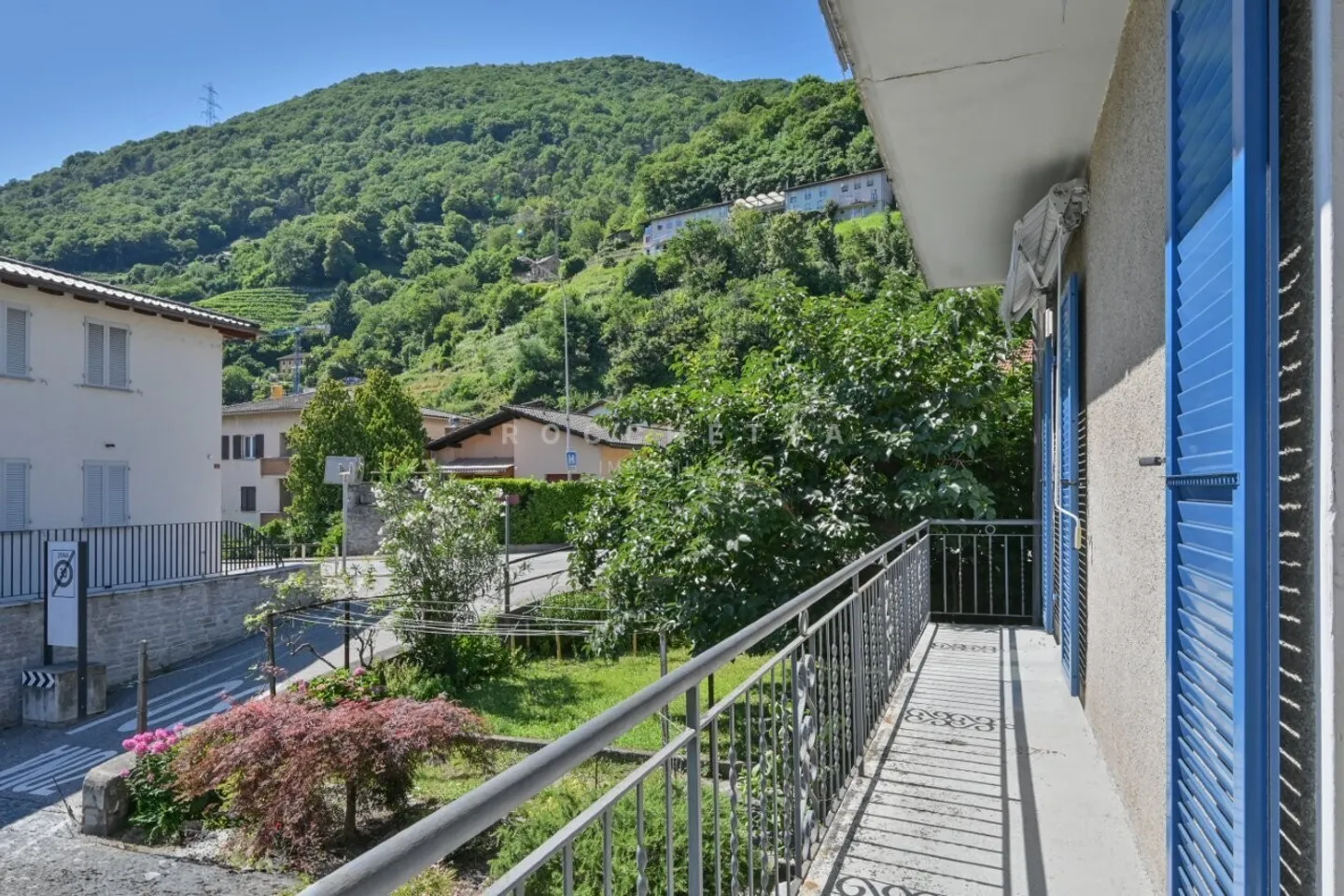 Maison jumelée dans le noyau avec un grand potentiel - Photo 3 sur 12
