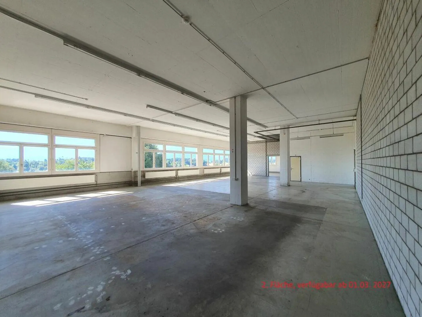 Area di stoccaggio/servizio attraente direttamente sull'autostrada A2 - Foto 1 di 6