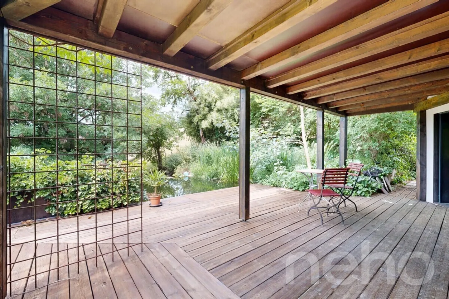 Modernes Einfamilienhaus mit Schwimmteich - Foto 1 von 12